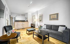 Delightful Stylish Two Bedroom Condo In Hip Area Of Central Athens